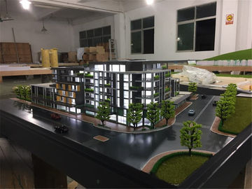 Las representaciones externas del modelo del edificio residencial 3D del ABS colorean embalar del estuche de viaje